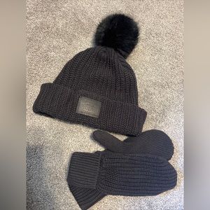 Love your melon black hat and mitten set.